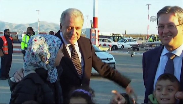 Tsipras, EU officials attend first refugee relocation from Greece