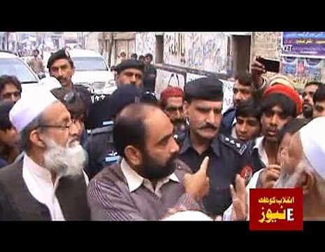 کوہاٹ میونسپل کمیٹی کے ناروا سلوک کے خلاف جناح پلازہ کے دکانداروں کا احتجاج ۔ سڑک پر آگ لگا کر ہر قسم کی ٹریفک کے لئے بن