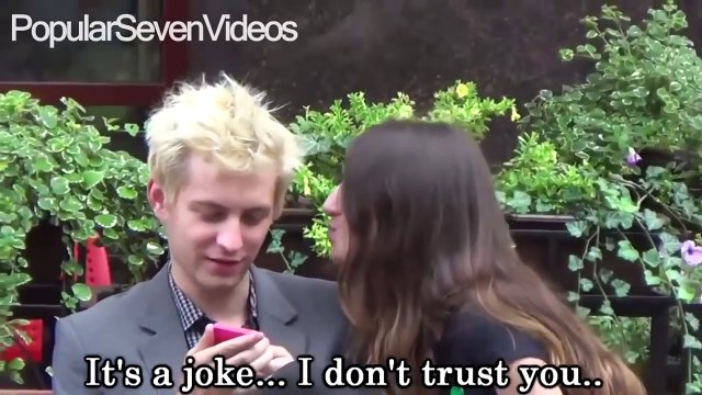 Peki Kız Öpücük Şakası Yaparsa? (Komik Öpüşme Şakaları)