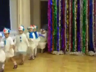 Refroidir bonhomme de neige de danse sur une matinée dans une école maternelle. Enfants drôles dansant