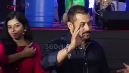 Скачать видео: Salman Khan and Sonam Kapoor full masti at Diwali celebration with 'Dharavi Rocks'