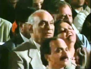 Shahrukh khan hands his award to Salman khan