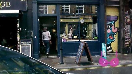 Elle cache une caméra dans son soutien-gorge, ce qu'elle capte est troublant...