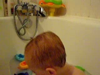 Kyllian joue au bain