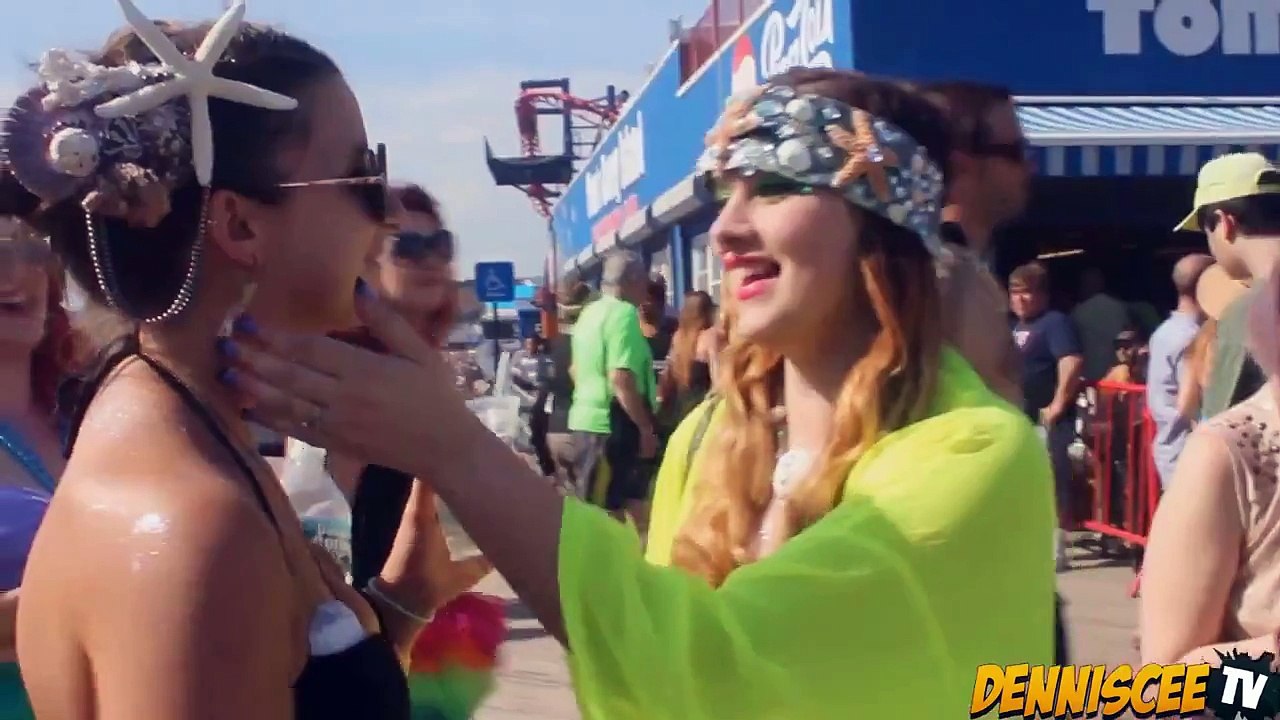 How to Kiss a Stranger - Kissing Prank (Card Trick) - Kissing Strangers - Making Out with