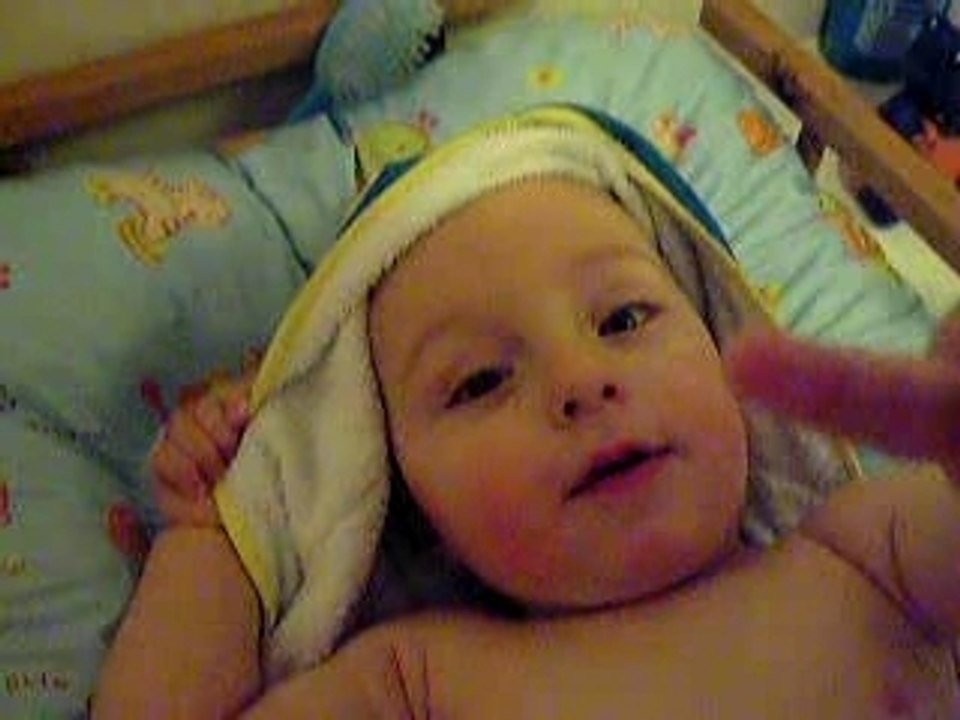 Kyllian joue a "coucou"