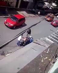 Deux femmes se battent dans la rue et se font stopper par un homme avec un baton