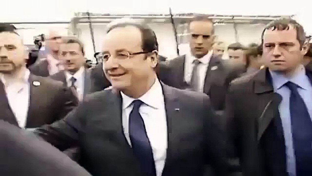 Clash FEMEN vs Hollande , Le Bourget