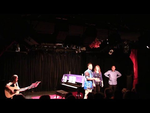 Jann Halexander et le public chantent 'A TABLE'