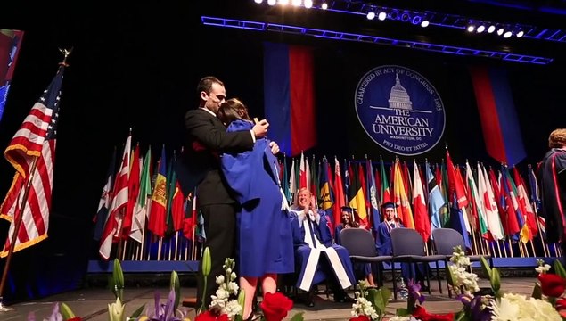 Un hombre propone matrimonio durante una entrega de diplomas