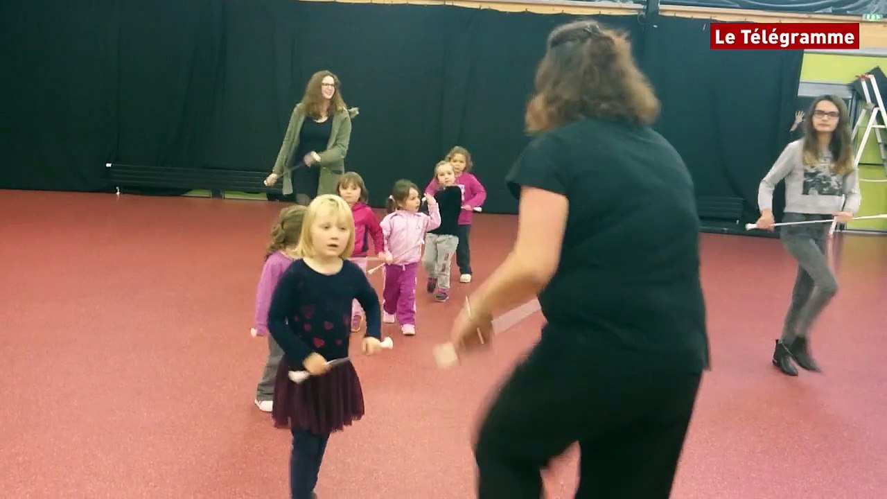 Lampaul-Guimiliau (29).  Les majorettes font des étincelles !