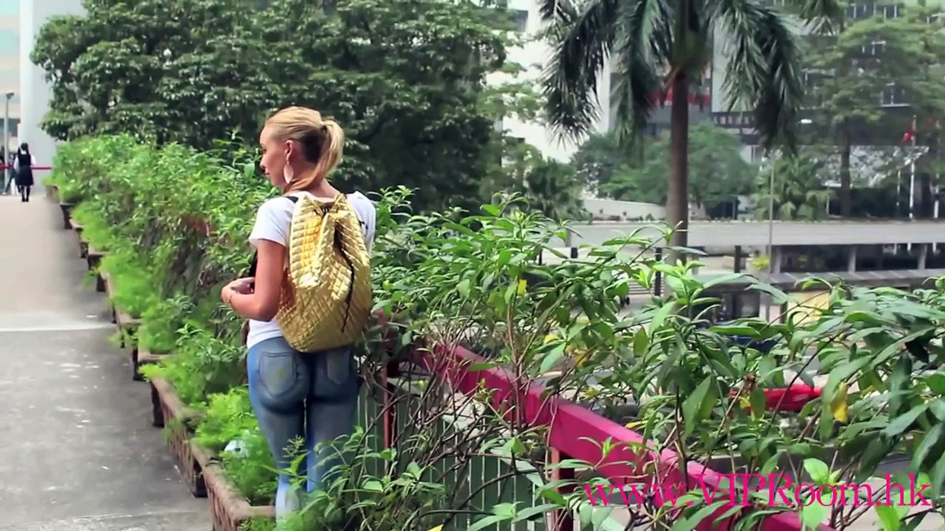 Une femme se promène sans pantalon à Hong Kong et personne ne s'en aperçoit  - Vidéo Dailymotion