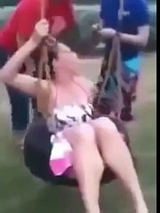 Девушка застряла в качели