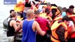 Flüchtlinge kommen von Gummi-Boot auf der griechischen Insel Lesbos