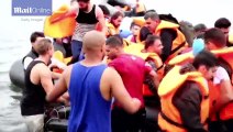 Flüchtlinge kommen von Gummi-Boot auf der griechischen Insel Lesbos