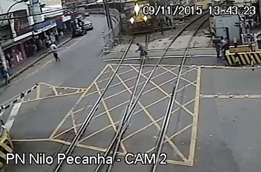 Un papi se fout de l'arrivée du train