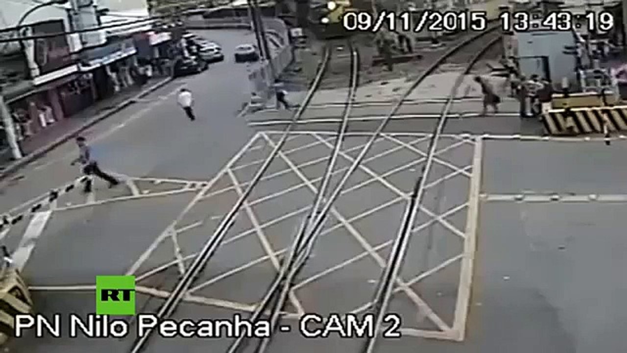 Anciano arriesgó su vida al cruzar los rieles de un tren que circulaba a toda velocidad