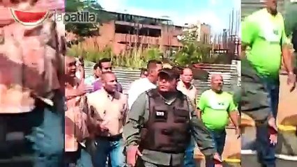 Vea cómo este GNB al ser golpeado disparó al aire durante una protesta