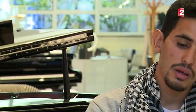 Migrants : le parcours étonnant d'un réfugié syrien, pianiste des camps