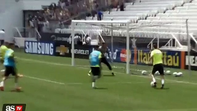 ¡Cómo se lo pasa Neymar! Dos goles y malabares con el balón