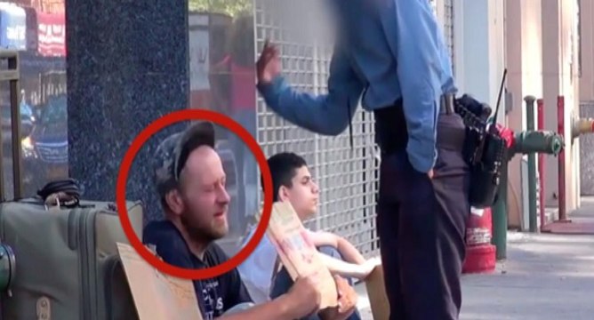 Une policière gifle un SDF, mais c'est un enfant qui va le faire pleurer