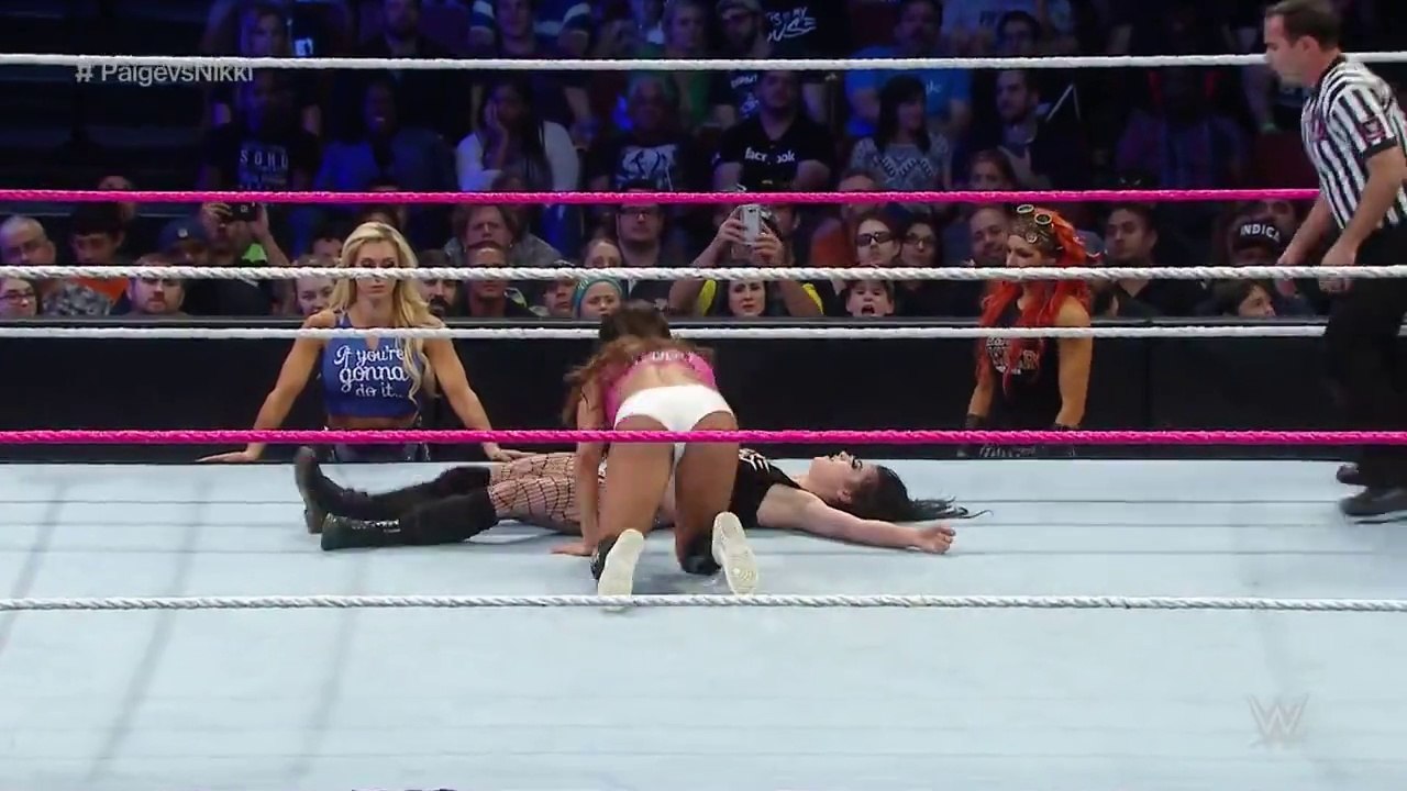 Paige vs. Nikki Bella : SmackDown, October 22, 2015