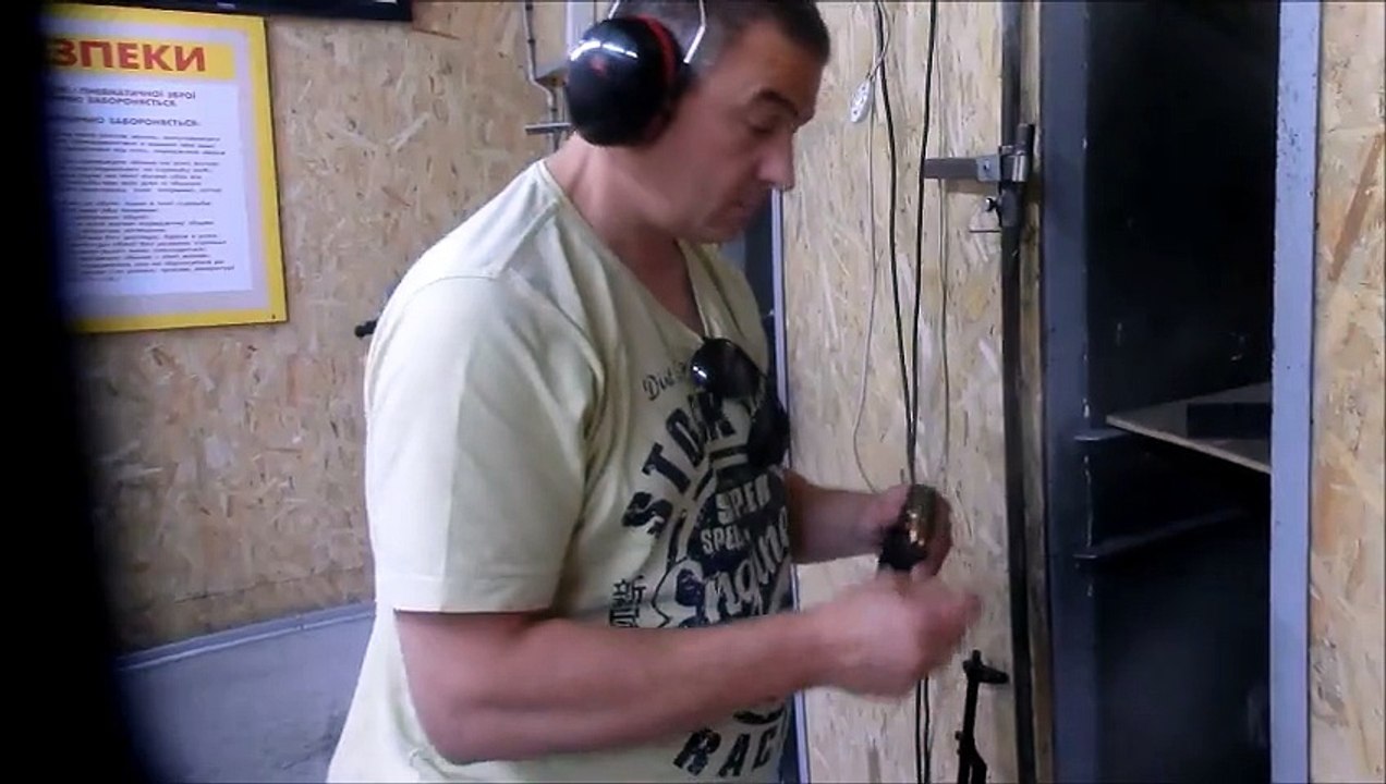 Kalaschnikow AK 47 schiessen in Odessa, Ukraine