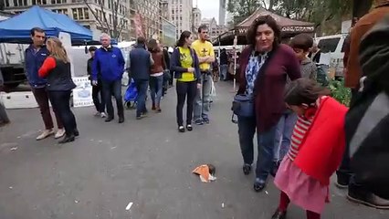 Mira la reacción de las personas al ver una rata en la calle