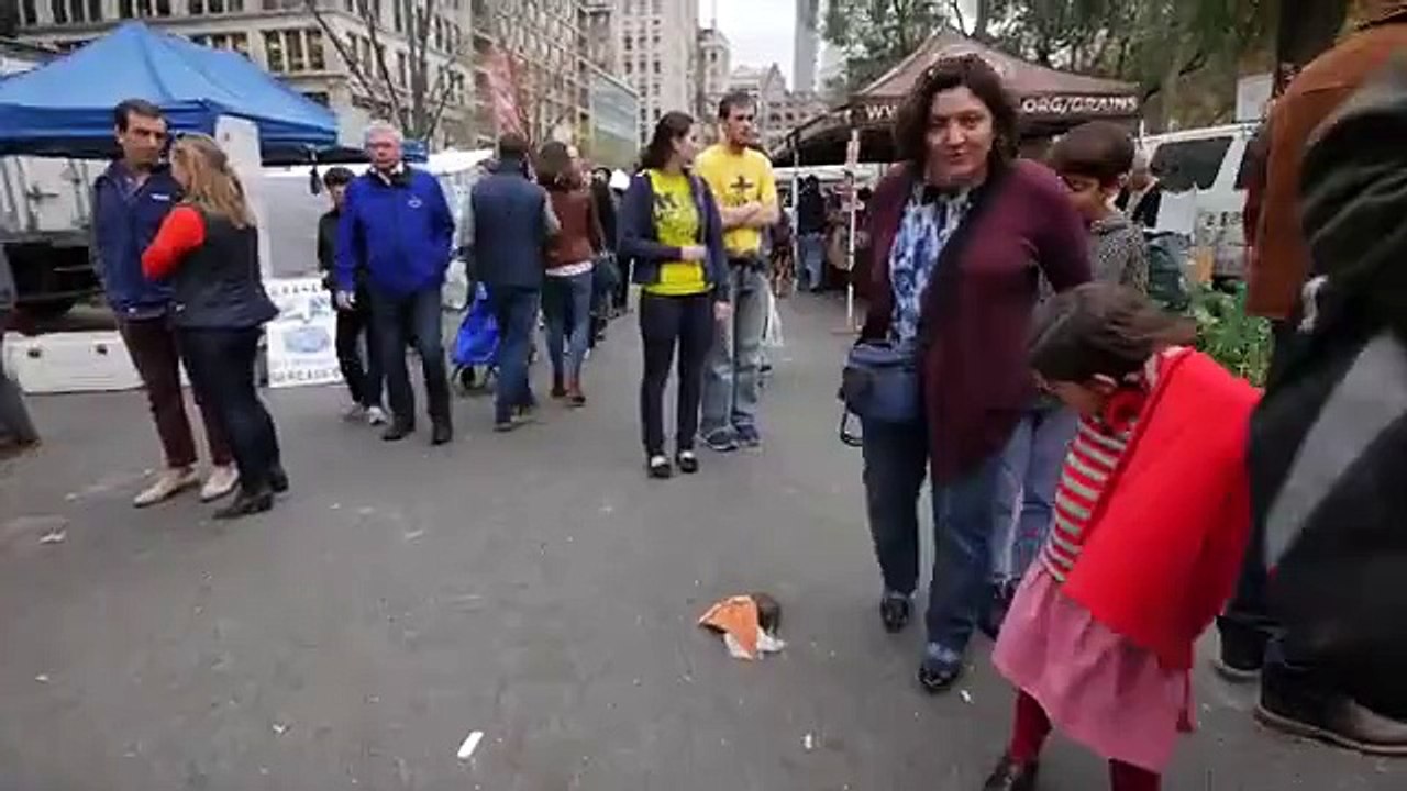 Mira la reacción de las personas al ver una rata en la calle