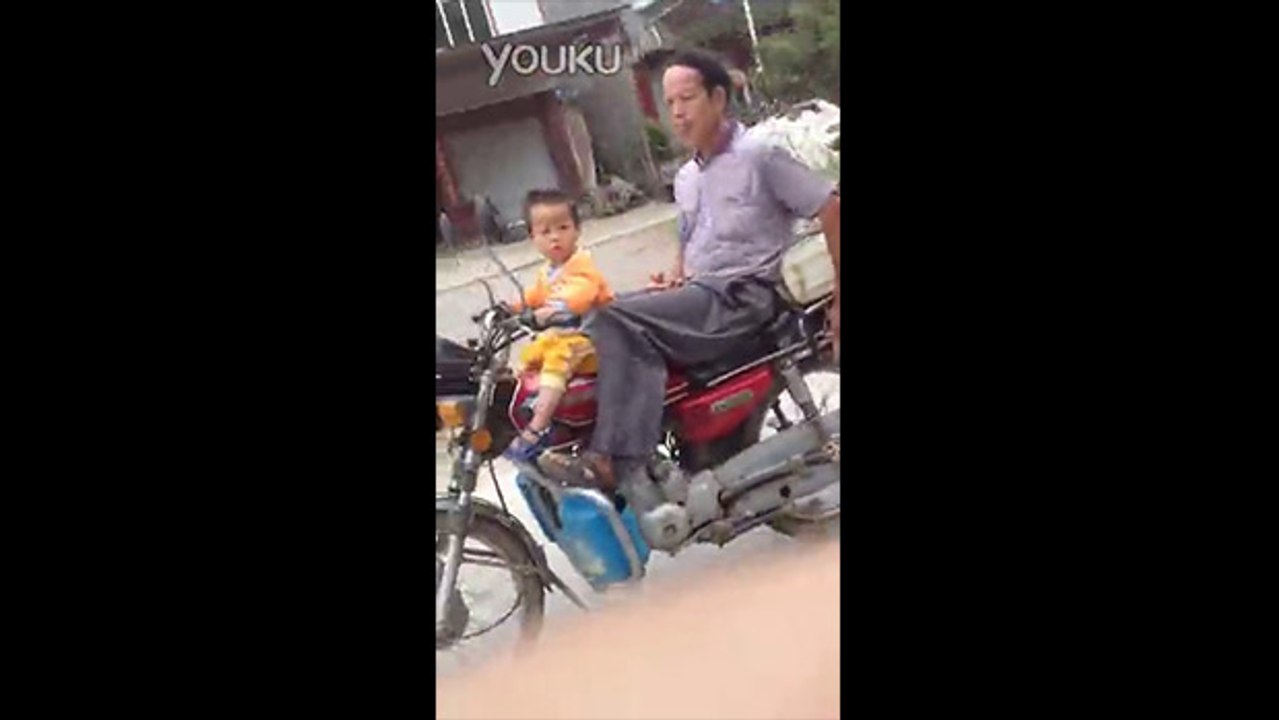 Un enfant de 2 ans conduit une moto
