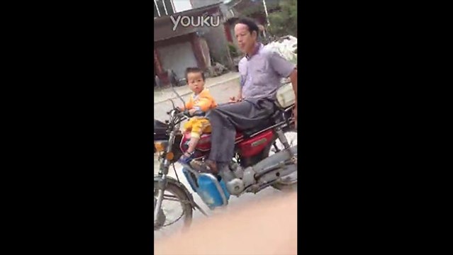 Un enfant de 2 ans conduit une moto