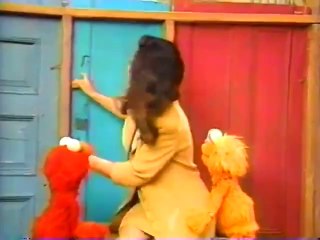 Julia Louis-Dreyfus Curses In Front of Elmo