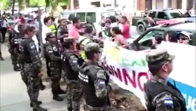 Circulan imágenes de supuesta agresión a mujeres que protestaban