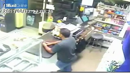 RAW: Store Clerk Fights Off Armed Robber With Machete