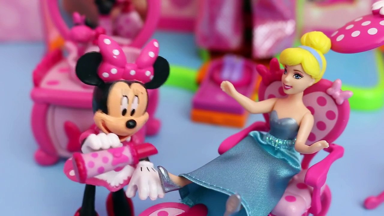 Disney Princess Magic Clip Dolls at Minnie Mouse Bowtique Makeover with Frozen Elsa and Ar