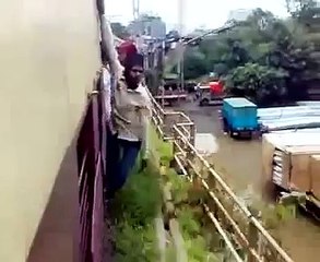 Dangerous Act by Local Boys | Mumbai Local train video