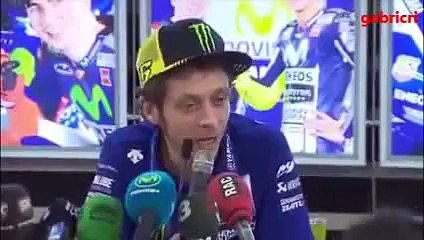 Download Video: Valentino Rossi riceve applausi raccontando Marquez e Lorenzo dopo MotoGp Valencia 2015