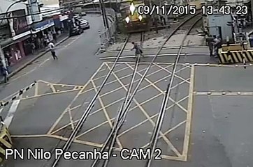 Même pas surpris par l'énorme locomotive qui a manqué de le tuer