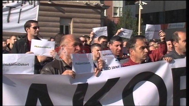 Tregtarët në protestë para kryeministrise kundër ligjit të ri të gjobave - Ora News-