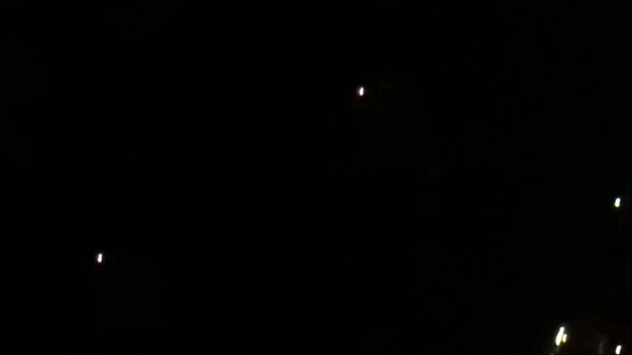 Deux boules lumineuses non identifiées dans le ciel à Quimper (Finistère, France)