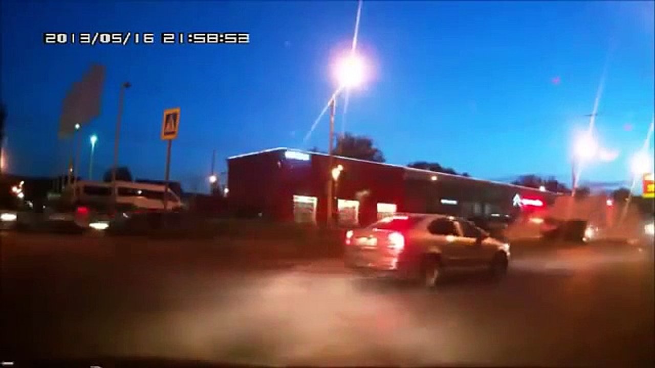 海外の交通事故の瞬間まとめ映像 part29　ドライブレコーダー。