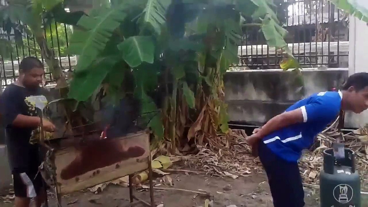 Il allume son barbecue au lance-flamme en Thaïlande !