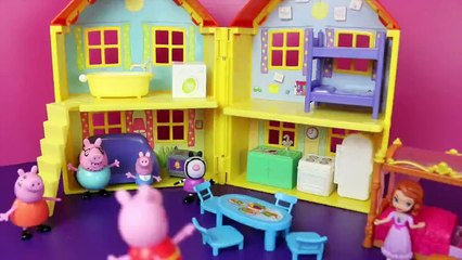 dolls Peppa Pig and Sofia The First SLEEPOVER!!! Slumber Party Zoe Zebra Royal Bed DisneyCarToys