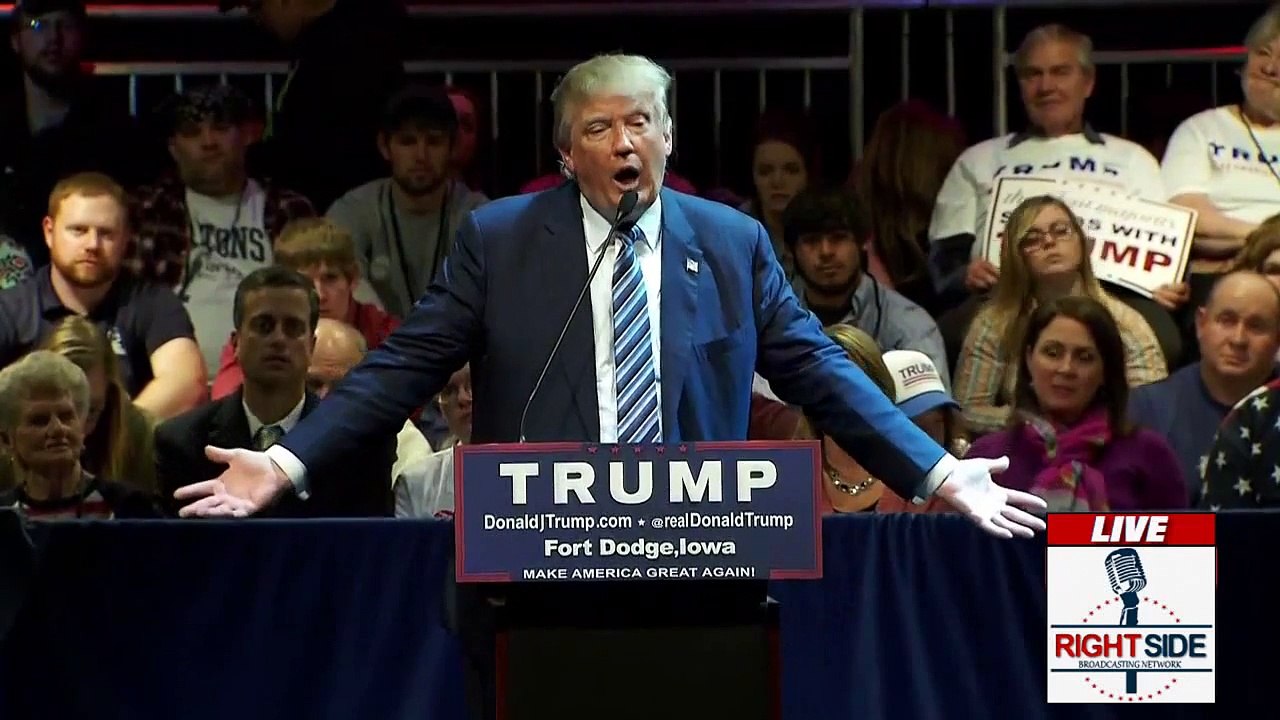 Donald Trump reenacts Ben Carson knife attack 1...