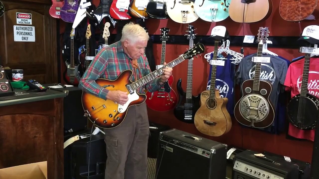 Un papi joue de la guitare électrique !