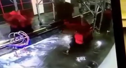 Le manager d'un car wash pris au piège d'un rouleau