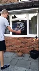 Allumer un aérosol avec un briquet... mauvaise idée !