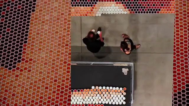 66.000 bicchieri, 100 persone e 62 ore per creare un’opera d’arte dal significato particolare