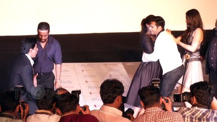 VIDEO OMG | Kajol Falls Badly On Stage, Varun Dhawan Comes To Rescue. By: Said Akhtar