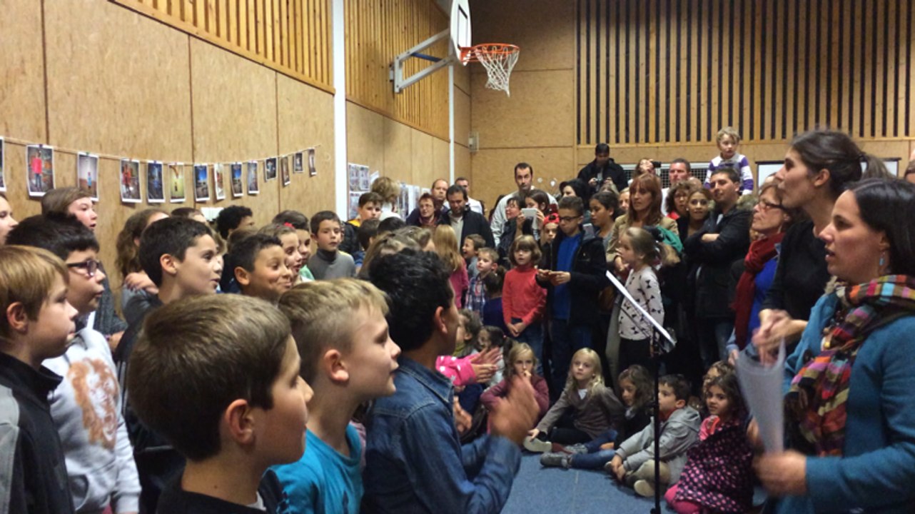 Les CM1 et CM2 chantent pour fêter les 50 ans de l'école de la Croix-Verte